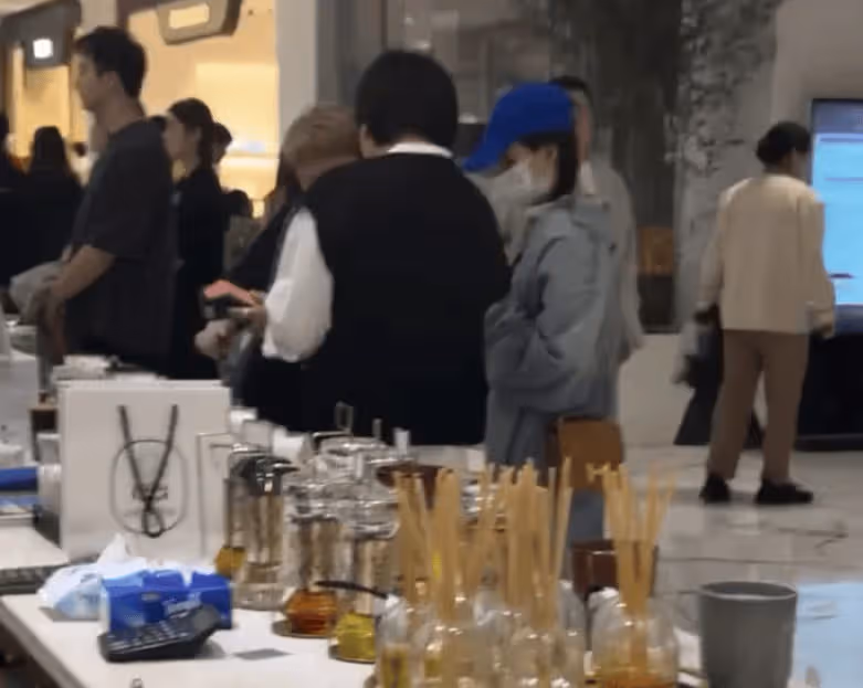 宋祖兒被曝偷稅漏稅後罕現身,背愛馬仕仍闊氣,慘遭網友當面調侃