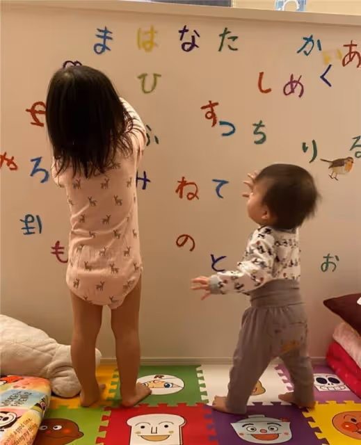 江宏傑福原愛帶孩子們玩，愛拉醬在臉上塗鴉