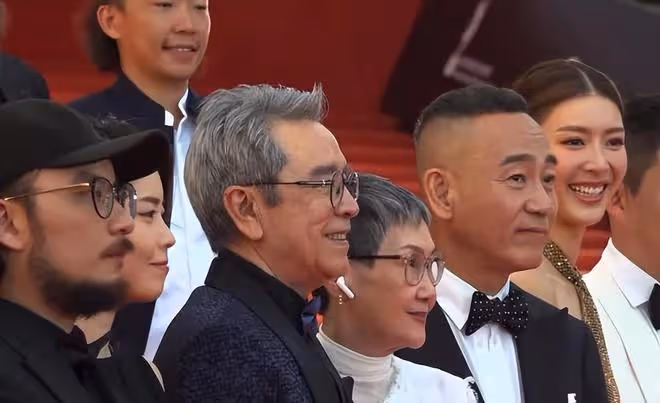 梁朝偉獲影帝，擊敗林保怡引發質疑，劉嘉玲帶「龍蝦」上台領獎
