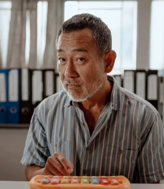 梁朝偉獲影帝，擊敗林保怡引發質疑，劉嘉玲帶「龍蝦」上台領獎