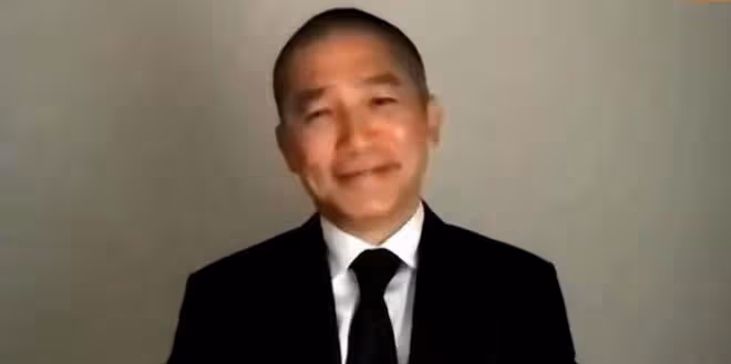 梁朝偉獲影帝，擊敗林保怡引發質疑，劉嘉玲帶「龍蝦」上台領獎