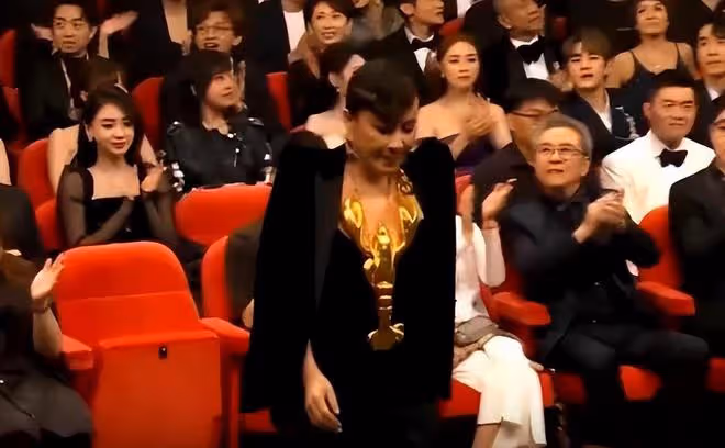 梁朝偉獲影帝，擊敗林保怡引發質疑，劉嘉玲帶「龍蝦」上台領獎