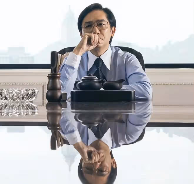 梁朝偉獲影帝，擊敗林保怡引發質疑，劉嘉玲帶「龍蝦」上台領獎