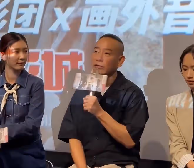 梁朝偉獲影帝，擊敗林保怡引發質疑，劉嘉玲帶「龍蝦」上台領獎