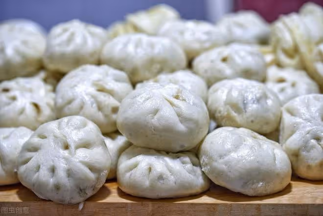 7旬大媽用剛出鍋的包子待客，客人吃完後的舉動讓她翻了臉，為啥