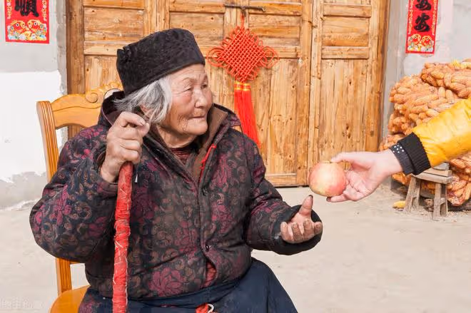 7旬大媽用剛出鍋的包子待客，客人吃完後的舉動讓她翻了臉，為啥