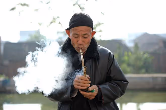 6旬老伯和兒女鬧翻不來往，賭氣住進養老院，原因讓人又氣又可憐
