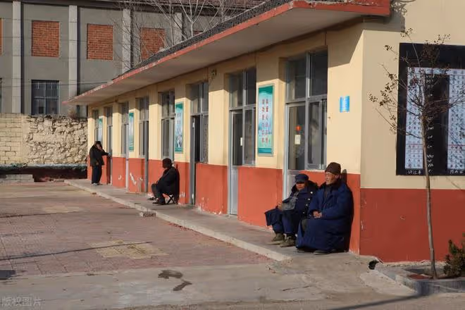 6旬老伯和兒女鬧翻不來往，賭氣住進養老院，原因讓人又氣又可憐