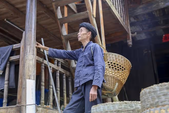 7旬大爺生病住院1個月，5個子女卻因醫藥費鬧翻，手足薄情讓人寒