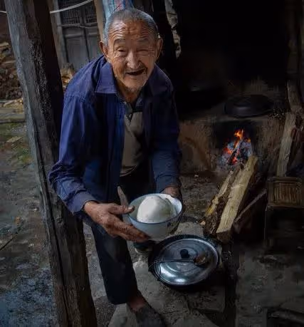 7旬大爺生病住院1個月，5個子女卻因醫藥費鬧翻，手足薄情讓人寒