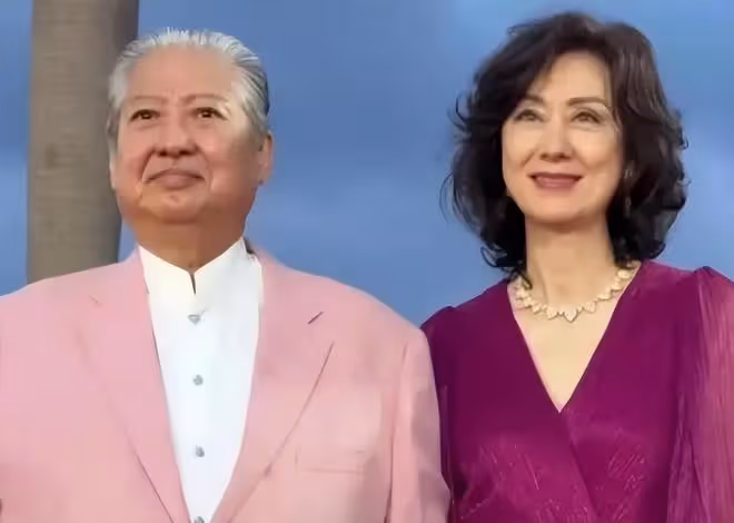 59歲高麗虹陪洪金寶領獎，紅裙透著貴氣，台下比心美得不可方物