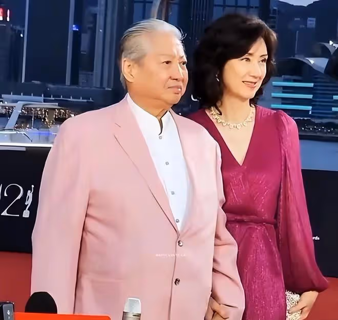 59歲高麗虹陪洪金寶領獎，紅裙透著貴氣，台下比心美得不可方物