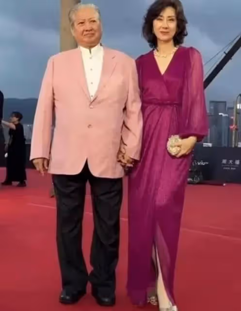 59歲高麗虹陪洪金寶領獎，紅裙透著貴氣，台下比心美得不可方物