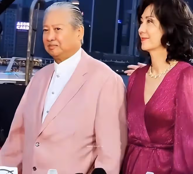 59歲高麗虹陪洪金寶領獎，紅裙透著貴氣，台下比心美得不可方物