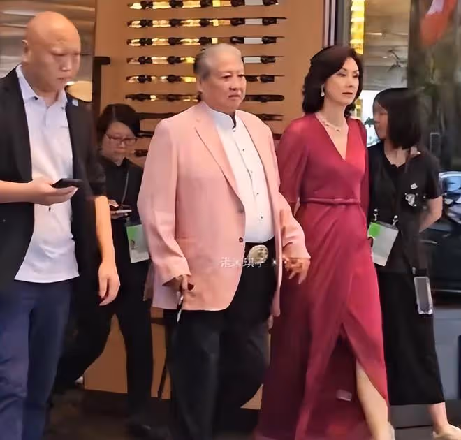 59歲高麗虹陪洪金寶領獎，紅裙透著貴氣，台下比心美得不可方物