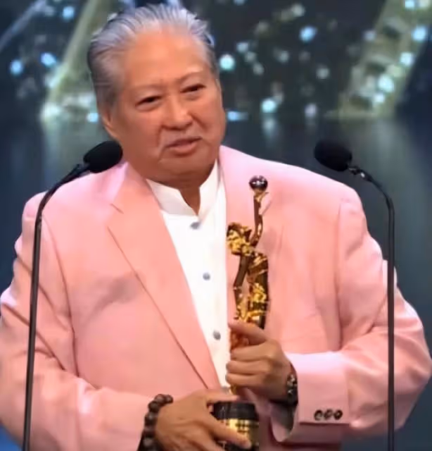 59歲高麗虹陪洪金寶領獎，紅裙透著貴氣，台下比心美得不可方物