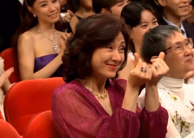 59歲高麗虹陪洪金寶領獎，紅裙透著貴氣，台下比心美得不可方物