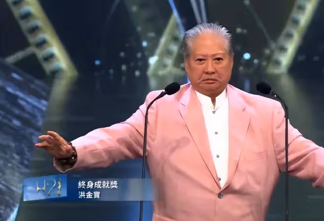 59歲高麗虹陪洪金寶領獎，紅裙透著貴氣，台下比心美得不可方物