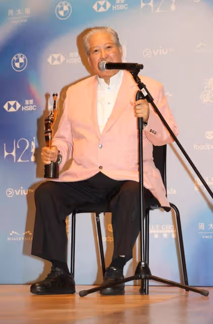 59歲高麗虹陪洪金寶領獎，紅裙透著貴氣，台下比心美得不可方物