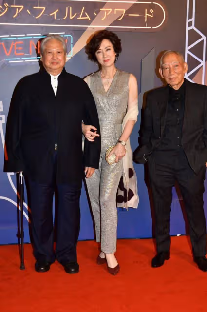 59歲高麗虹陪洪金寶領獎，紅裙透著貴氣，台下比心美得不可方物