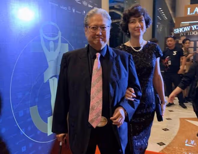 59歲高麗虹陪洪金寶領獎，紅裙透著貴氣，台下比心美得不可方物