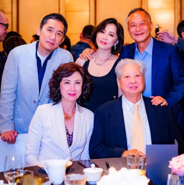 59歲高麗虹陪洪金寶領獎，紅裙透著貴氣，台下比心美得不可方物