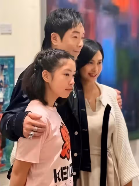 同一天露面的5個星二代，朱茵女兒最惹人愛，梧桐妹最會享受自由