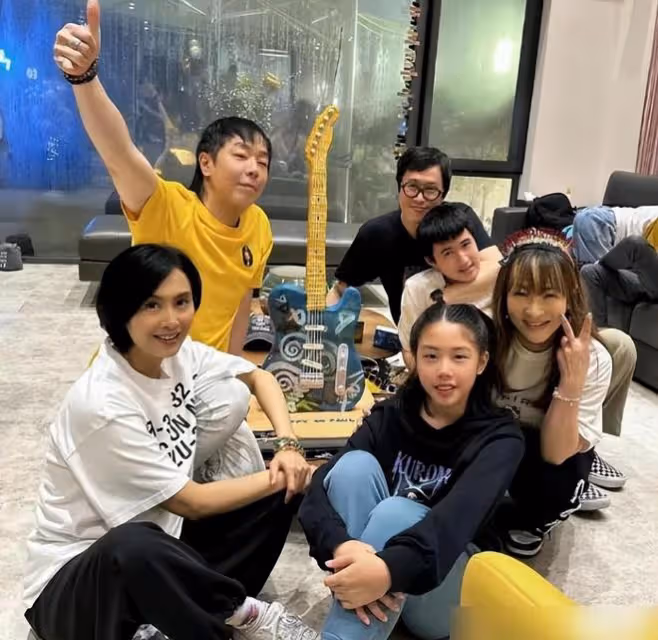 同一天露面的5個星二代，朱茵女兒最惹人愛，梧桐妹最會享受自由