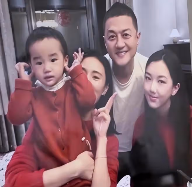 同一天露面的5個星二代，朱茵女兒最惹人愛，梧桐妹最會享受自由