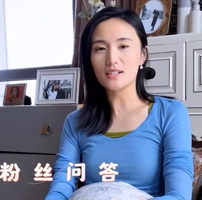 李嫣的嘴巴完全好了，一家四口合影照公開，和後媽互稱姐妹