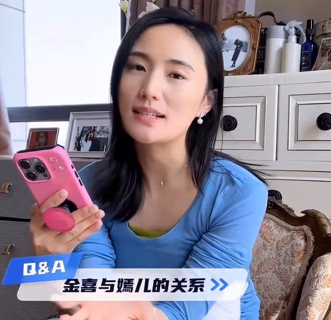 李嫣的嘴巴完全好了，一家四口合影照公開，和後媽互稱姐妹