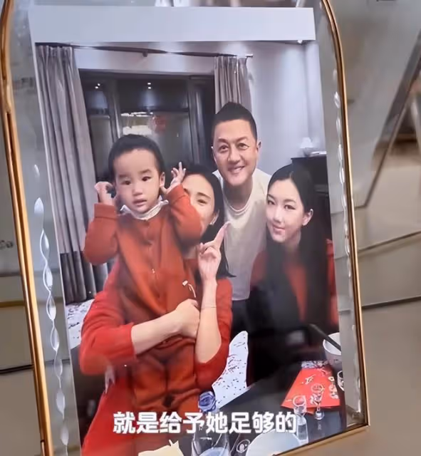 李嫣的嘴巴完全好了，一家四口合影照公開，和後媽互稱姐妹