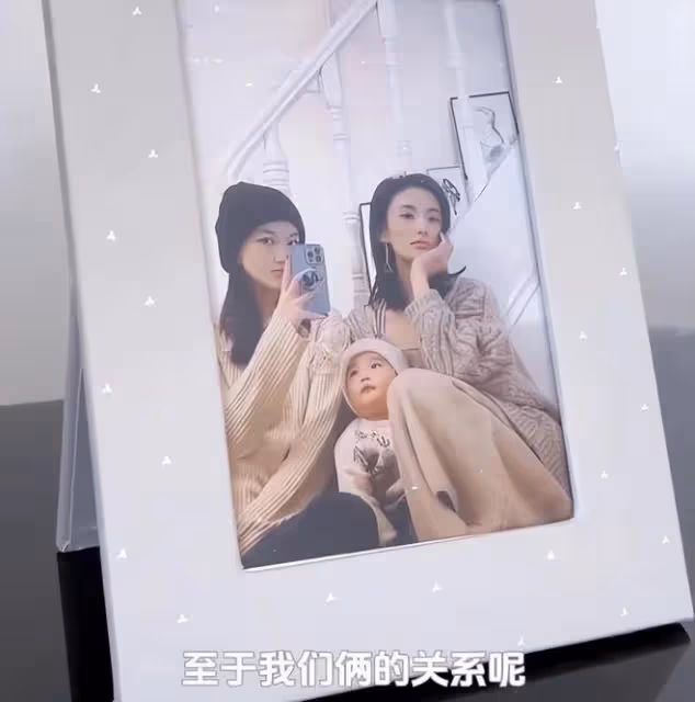 李嫣的嘴巴完全好了，一家四口合影照公開，和後媽互稱姐妹
