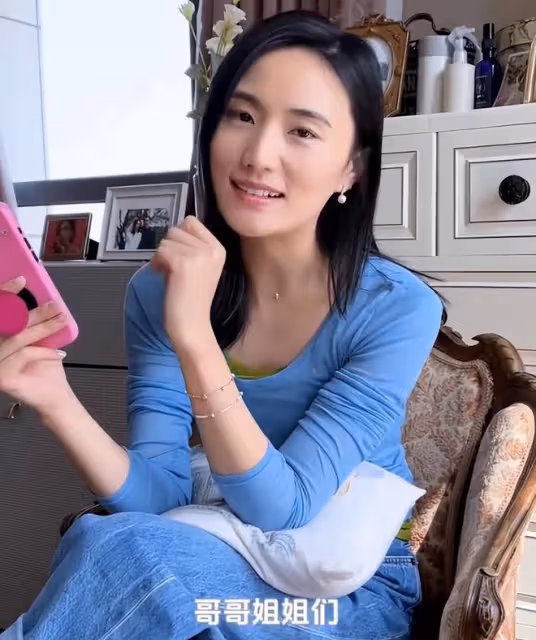 李嫣的嘴巴完全好了，一家四口合影照公開，和後媽互稱姐妹