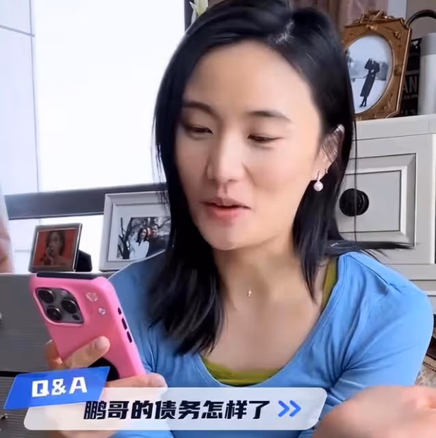 李嫣的嘴巴完全好了，一家四口合影照公開，和後媽互稱姐妹
