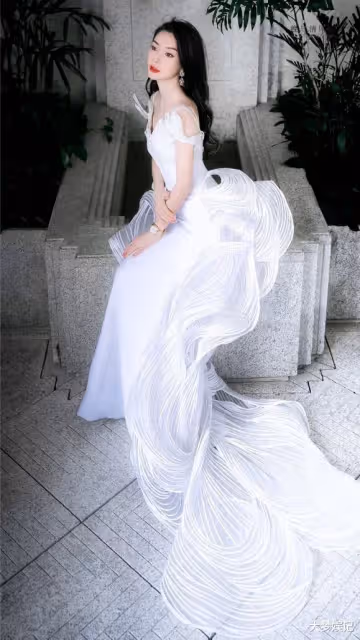 楊穎半年後正式復出！化身雪白天使「美出新高度」女王強勢回歸
