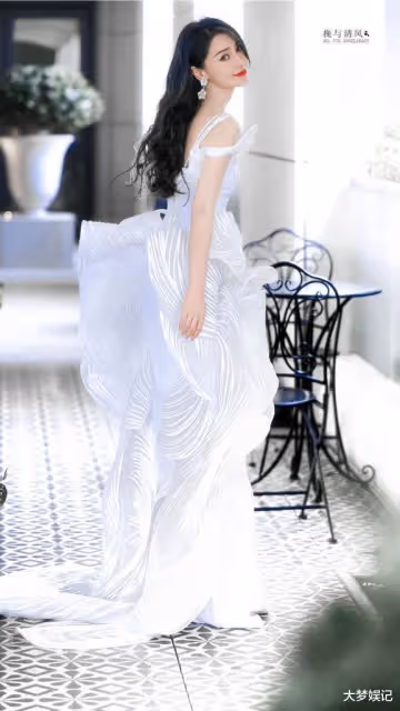 楊穎半年後正式復出！化身雪白天使「美出新高度」女王強勢回歸