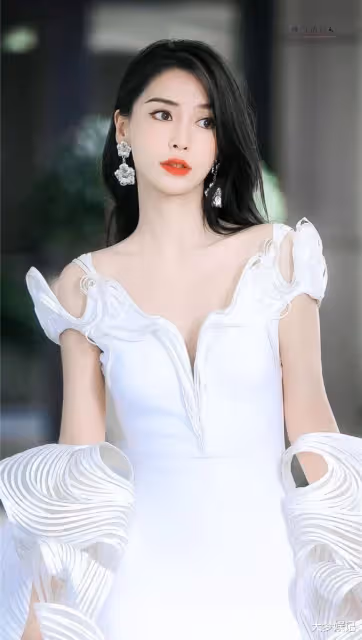 楊穎半年後正式復出！化身雪白天使「美出新高度」女王強勢回歸