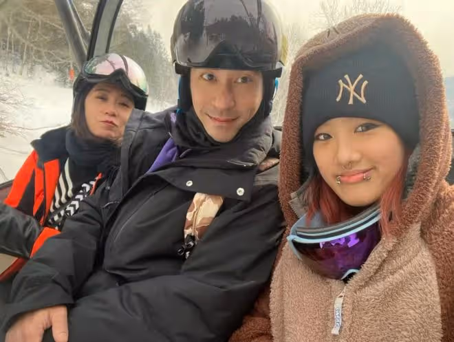 賈靜雯長女捧場蕭敬騰音樂劇，穿辣妹裝擁抱乾爹，老蕭紳士手獲贊