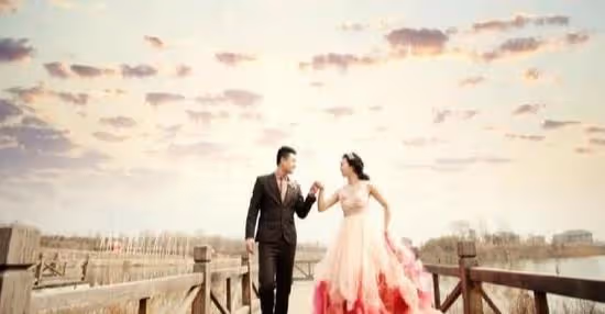 婆婆給兒媳立規矩女人吃剩飯，下一秒被推到婆婆面前：吃吧！
