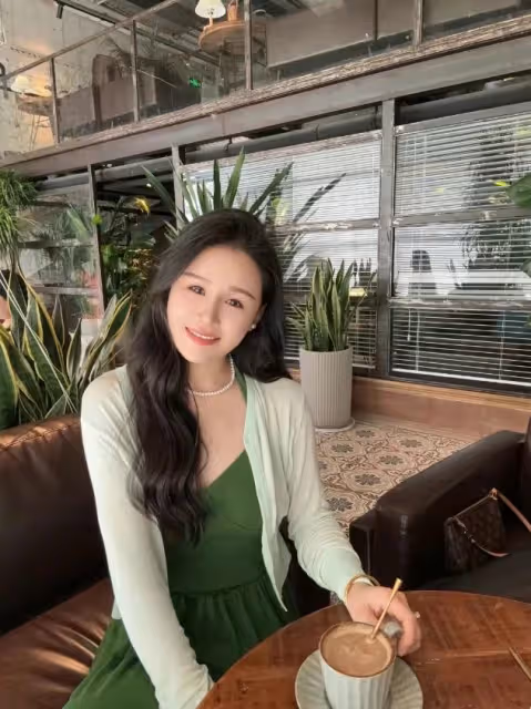 網紅羅婷跳樓輕生，長相酷似演員安悅溪，被男友拋棄患抑鬱症！