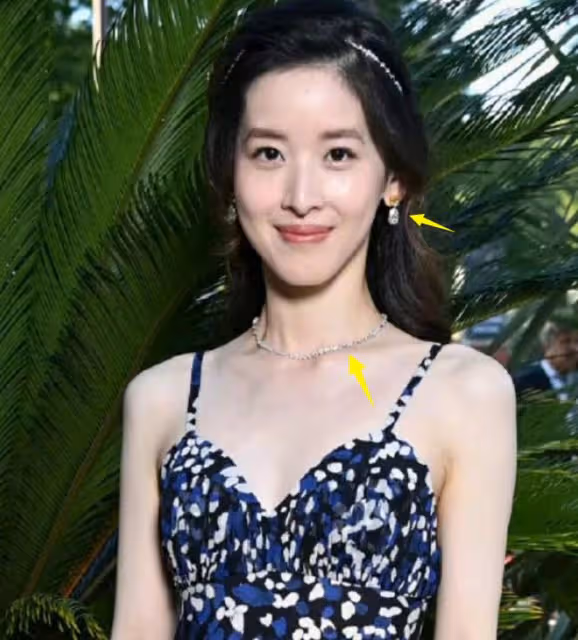 章澤天自曝有帕金森基因,經常手抖,穿搭老氣橫秋,發言通篇語病