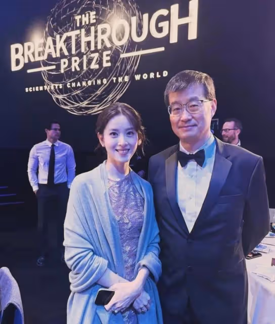 章澤天自曝有帕金森基因,經常手抖,穿搭老氣橫秋,發言通篇語病