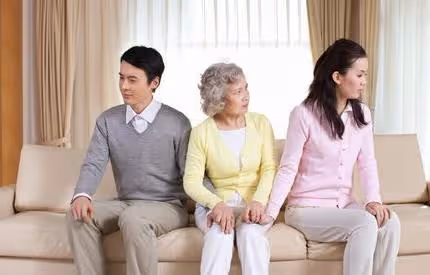 和鳳凰男離婚會，婆婆帶小姑子來坐月子，伺候好了，就讓俺兒復婚