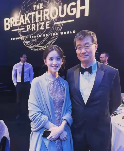 章澤天亮相科學奧斯卡,自曝帕金森家族病史,大拇指已經開始發抖