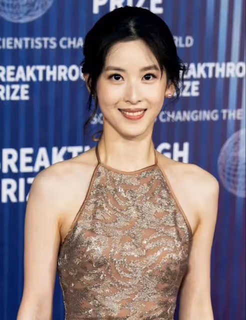 章澤天亮相科學奧斯卡,自曝帕金森家族病史,大拇指已經開始發抖