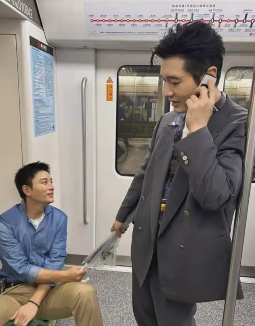賈乃亮黃曉明上海低調坐地鐵,滿臉尷尬無人識,全程沒人讓座引爭議