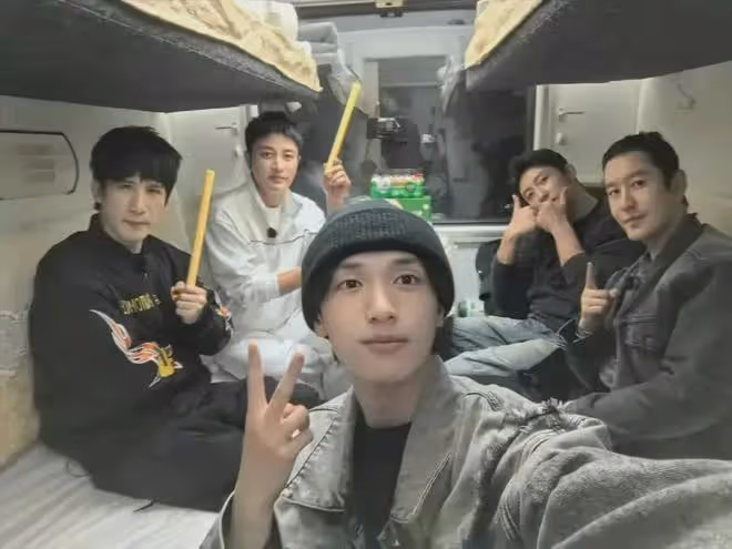 賈乃亮黃曉明上海低調坐地鐵,滿臉尷尬無人識,全程沒人讓座引爭議