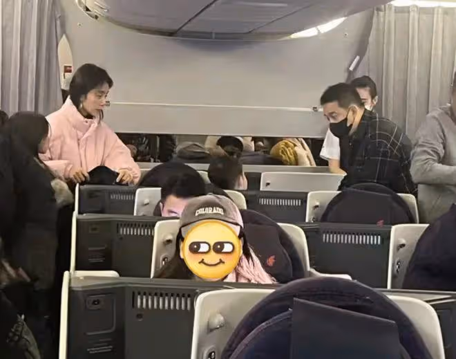 越鬧越大!黃磊飛機上態度太傲惹怒富婆,多多出言不遜遭富婆猛懟