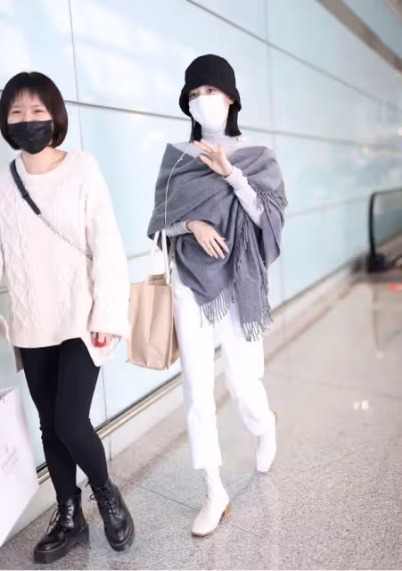 陳小紜的肩太直了,選的小衫又緊又薄,也能穿出高級感